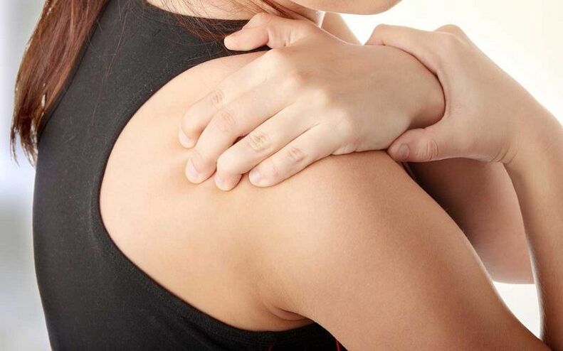 πόνος κάτω από την ωμοπλάτη από την πλάτη